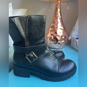 Born combat boots with plaid accent size 9